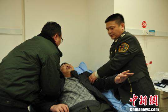 被“黑車”頂跑近5公里的執(zhí)法隊(duì)員周應(yīng)鑄被送至醫(yī)院急救?！￠Z成全　攝