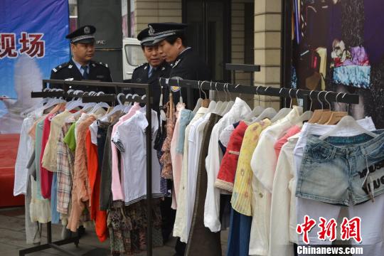 警方展示的部分被盜服裝?！∷瘟⒊z