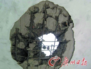 被雷電擊穿的民房。