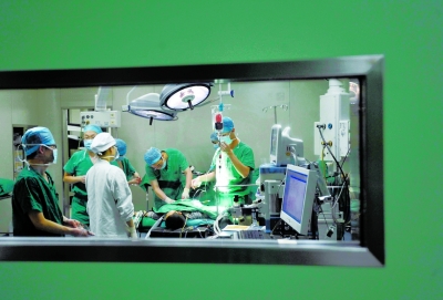 昨晚，醫(yī)生為小進進做截肢手術(shù)。