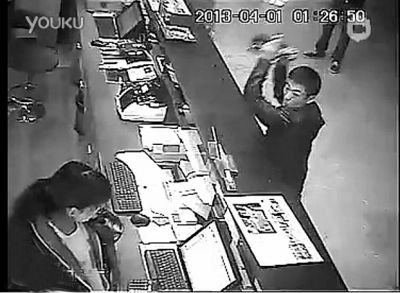 另一同行男子，操起柜臺(tái)上的擺件，用力砸向女服務(wù)員面部。