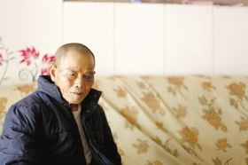 4月15日，劉爹爹的一只眼睛上有明顯的淤青。