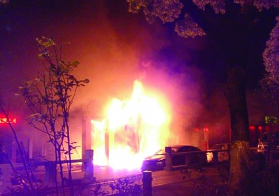 現(xiàn)場(chǎng)火勢(shì)很大。網(wǎng)友供圖（請(qǐng)聯(lián)系本報(bào)領(lǐng)取稿酬）