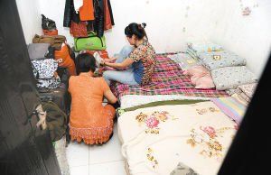 在米家崖一民房?jī)?nèi)，母親蹲在地上幫身陷傳銷(xiāo)的女兒穿鞋，但遭到女兒拒絕