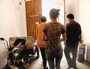 在眾人的勸說(shuō)下，娟娟跟著爸媽走出了傳銷(xiāo)窩點(diǎn)