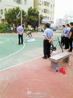 事發(fā)后，警方趕往現(xiàn)場進行處理。圖片來源于微博