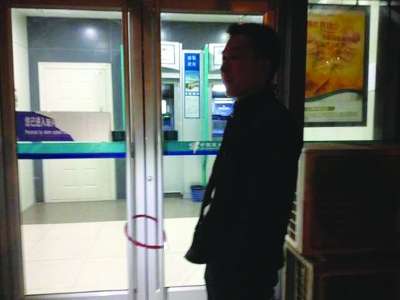 夏先生拿防盜鎖鎖了銀行門(mén)。