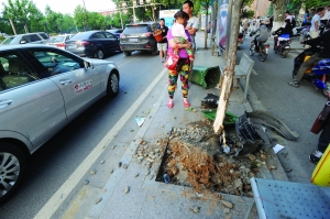 幸虧轎車撞到香樟樹(shù)上停了下來(lái),否則后果更嚴(yán)重。