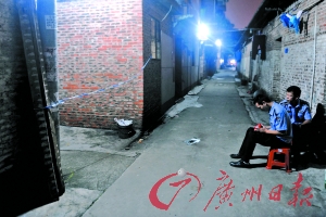 事發(fā)出租屋前拉起了警戒線，警方正在現(xiàn)場調(diào)查。記者陳楓攝