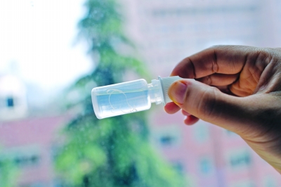 女童眼里取出的線(xiàn)蟲(chóng)。吳葉青 攝