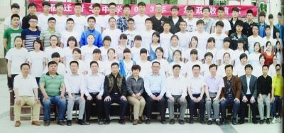 個(gè)不同班級(jí)的畢業(yè)照，前排除了最左邊一位老師外，完全一致。