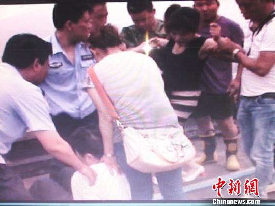 宗德宇緩緩靠近跳樓女子?！O程　攝