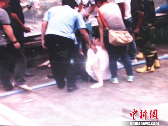 宗德宇緩緩靠近跳樓女子。　孫程　攝