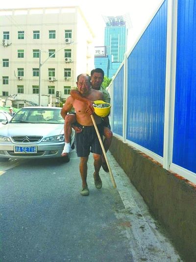 “謝謝，我們身上灰多，怕把車(chē)弄臟了”