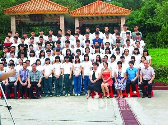 畢業(yè)照中間留出四個空位。