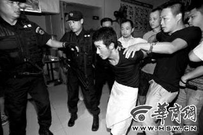 犯罪嫌疑人韓牙某圍著圍裙在廚房內(nèi)拉面，被民警抓獲 本報(bào)記者 鄧小衛(wèi) 攝