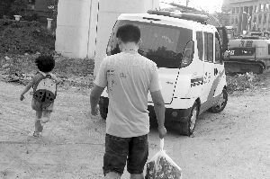 昨天，小豆被民警帶走，轉(zhuǎn)移到別處居住現(xiàn)代快報記者辛一攝