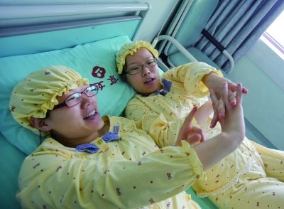 生完寶寶后姐妹倆在床上聊天。