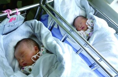 同一天出生的兩個(gè)寶寶，長(zhǎng)的也很像。（左為男弟弟，右為女姐姐）