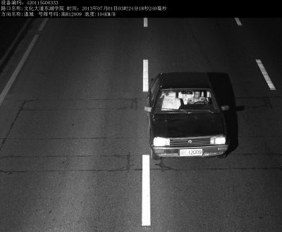 警方就是通過(guò)這張清晰的視頻圖片找到嫌犯。