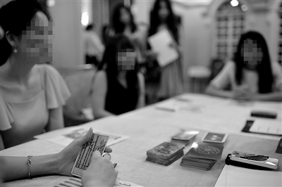 6月30日，中國(guó)企業(yè)家單身俱樂部在北京舉行富豪相親海選活動(dòng)，“考官”通過玩塔羅牌考察面試者的心理狀態(tài)。新京報(bào)記者 吳江 攝