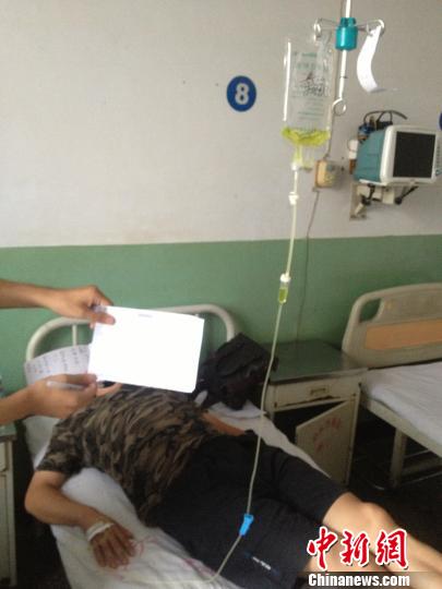 　被毆打記者正在當(dāng)?shù)蒯t(yī)院接受治療，診斷顯示為腹股溝軟組織挫傷。穆玉良 攝