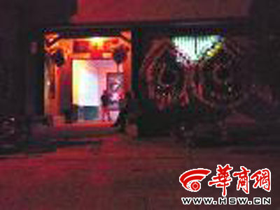 昨晚8時(shí)許，老人的大兒子的家正在辦喪事，屋外擺放著花圈 本報(bào)記者張超攝