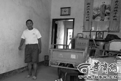 8月16日，在家中接受監(jiān)外執(zhí)行4年刑期的汪衛(wèi)國（化名）剛剛送走家訪的法官。