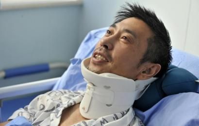 8月25日，交警周寶來(lái)躺在病床上。