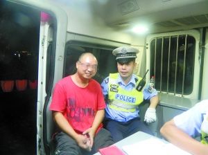冉強(qiáng)開心地接受了民警的處罰和教育。高新區(qū)交巡警支隊(duì)供圖