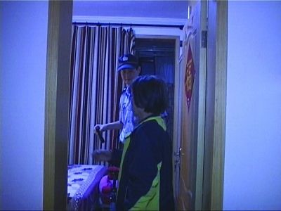 民警幫老人檢查沒(méi)發(fā)現(xiàn)有炸彈。