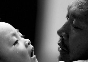 小憲揚(yáng)看著爺爺，眼角流下了淚水