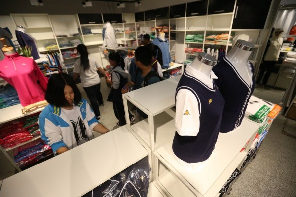 　9月12日，北京，十一學(xué)校在推出三大類、超過40款“最潮”校服，吸引學(xué)生搶購。