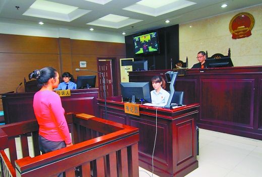    9月29日，萬(wàn)州區(qū)人民法院，被告王桂娟（化名）在庭審現(xiàn)場(chǎng)。 重慶晨報(bào)記者 胡杰 實(shí)習(xí)生 黃敬坤 攝
