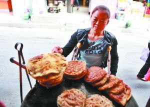 手頭拮據(jù)，每天只能吃一頓飯。