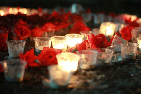 上海財(cái)經(jīng)大學(xué)蠟燭表白后被潑水現(xiàn)場