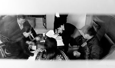 今天上午，喜隆多接待處內(nèi)，市場(chǎng)管理方與商戶核對(duì)租金和抵押金數(shù)目