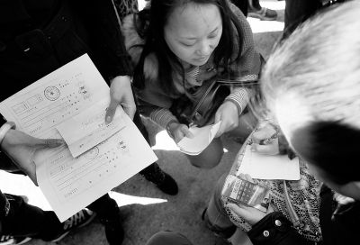 喜隆多商場(chǎng)接待處外面，受損商戶正拿手機(jī)計(jì)算自己能退多少錢(qián)