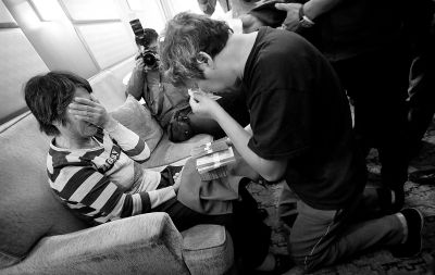 李春平跪在劉洪魁母親跟前送上捐款。談及烈士，兩人相對(duì)而泣