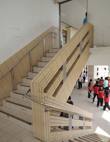 高職樓梯口傳出情殺，嚇壞一群學生。圖片來源：臺灣媒體
