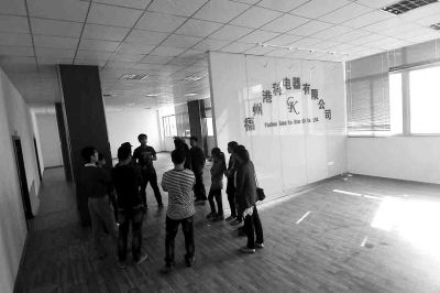 曾經(jīng)看似正規(guī)且豪華的公司，如今空空如也，只剩進門處的公司名稱還赫然在目