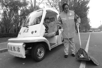 比賽之前張起超在多功能清潔車前練習動作。