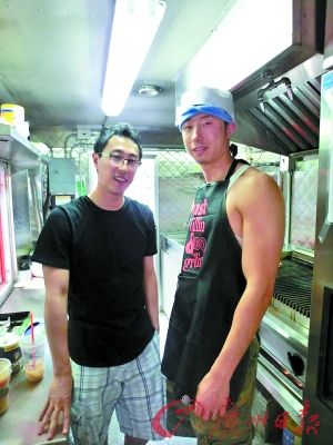 劉曉（左）和彭一在餐車內(nèi)。（受訪者提供）