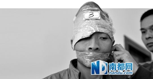 為了防止犯罪嫌疑人串供，民警用膠帶將犯罪嫌疑人的嘴封住。