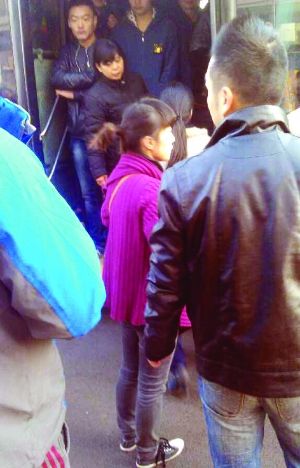 現(xiàn)場(chǎng)僵持不下，穿玫紅色衣服女子要車上乘客給她道歉