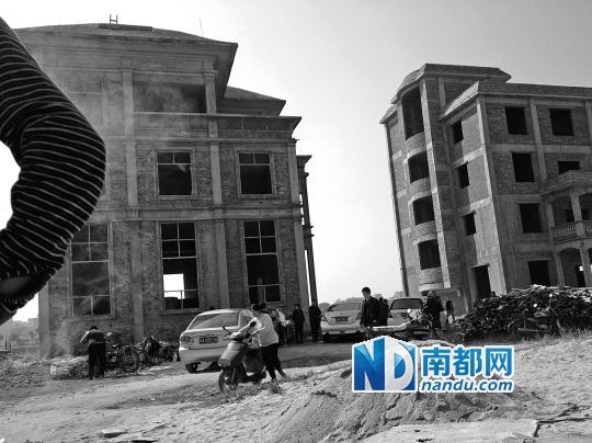 兩棟被舉報(bào)的違建樓下昨日一度聚集了超過百人，城管離開后逐漸散去。南都記者張志韜實(shí)習(xí)生宋超攝