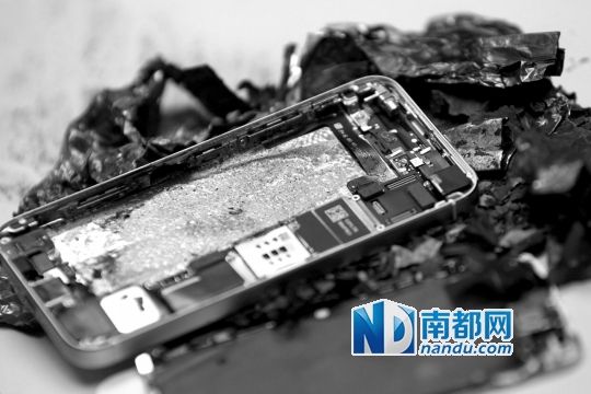 于先生的新iPhone5S手機(jī)直接“爆”廢。 南都記者劉有志攝