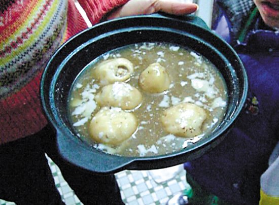 由于放置時間過久，鍋里的湯圓已經(jīng)非常大，湯圓皮上浮現(xiàn)很多白色物質(zhì)。