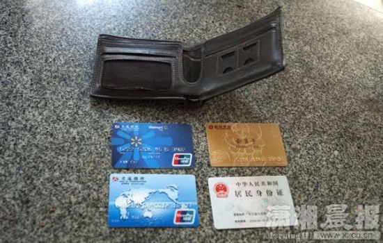 12月24日，長沙雨花區(qū)美聯(lián)天驕城，當(dāng)事人范先生展示小偷寄回的錢包、身份證和銀行卡。