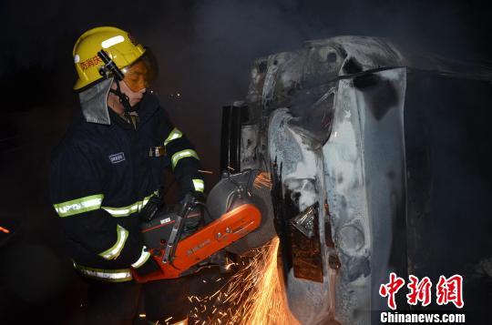 圖為消防人員破拆轎車，尋找4萬元現(xiàn)金。嚴(yán)光濤 攝